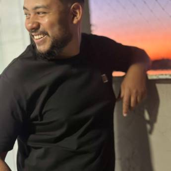 Comprar o produto de  Conheça Samir – Terapeuta Corporal, Samir é um terapeuta especializado em Massagem Tântrica, Nuru e Relaxante, oferecendo experiências únicas de conexão, sensibilidade e bem-estar. em Terapias pela empresa Clínica Samsara em Americana, SP por Solutudo