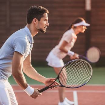 Comprar o produto de Aulas em grupo (Com 4 pessoas) em Aulas de Tennis em Atibaia, SP por Solutudo