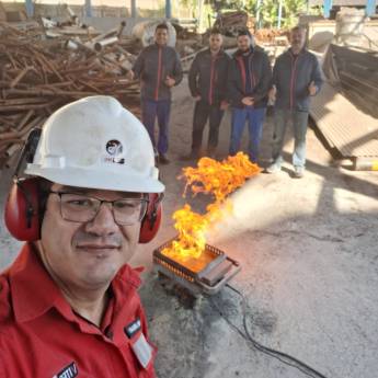 Comprar o produto de Treinamento Atividades com Líquidos e Combustíveis Inflamáveis - NR 20 em Ribeirão Preto com a Viterseg em Segurança do Trabalho pela empresa Viterseg - Viterbo Segurança do Trabalho em Ribeirão Preto, SP por Solutudo