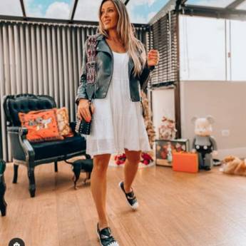 Comprar o produto de Vestido Branco de Chiffon (Semelhante ao da Foto Disponível no Tamanho: 40). Jaqueta Preta de Couro Eco (Semelhante a da Foto Disponível no Tamando: 40/42). em Roupas e Acessórios em Bauru, SP por Solutudo