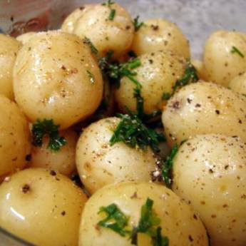 Comprar o produto de Salada de Batatinha em Conserva • Quilo em Saladas pela empresa Villa D'Ouro Rotisseria - Marmitas, Assados, Massas e Salgados. em Atibaia, SP por Solutudo