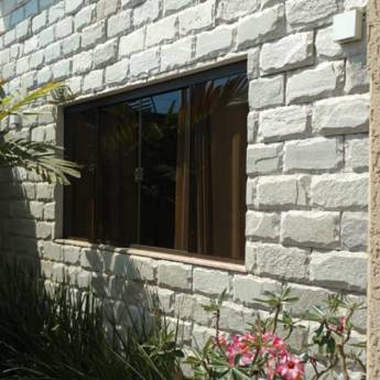 Comprar o produto de Mais uma obra entregue com requinte e sofisticação vidro na cor bronze.  em Vidros em Mineiros, GO por Solutudo