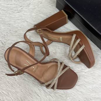 Comprar o produto de Sandália salto alto Vizzano em A Classificar pela empresa Lojas Dom Flavittos em Uberlândia, MG por Solutudo