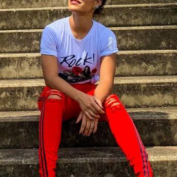 Comprar o produto de Calça Collor de Sarja Destroyed c/ galão na lateral, Barra assimétrica e desfiada (Disponível no Tamanho: 36 e 38).  T-Shirt de Malha Rock (Disponível no Tamanho: P). em Roupas e Acessórios em Bauru, SP por Solutudo