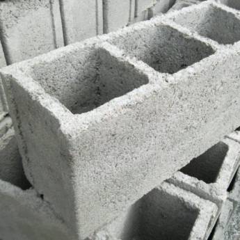 Comprar o produto de Bloco de concreto em Materiais para Construção pela empresa Estoril Casa & Construção - Materiais para Construção e Churrasqueiras em Atibaia, SP por Solutudo