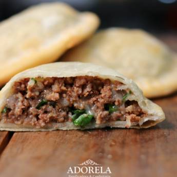 Comprar o produto de Pastel de carne  em Salgados Fritos pela empresa Adorela Panificadora e Confeitaria em Foz do Iguaçu, PR por Solutudo