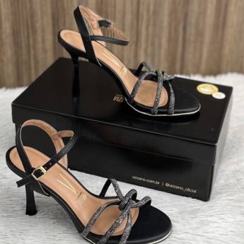 Comprar o produto de Sandália adulta Vizzano em A Classificar pela empresa Lojas Dom Flavittos em Uberlândia, MG por Solutudo