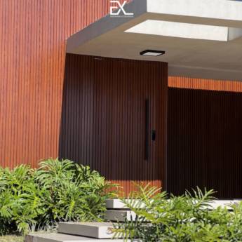 Comprar o produto de Porta Pivotante Premium – Alumínio Amadeirado em Santa Bárbara Resort Residence em Esquadrias em Santa Bárbara Resort Residence, SP por Solutudo