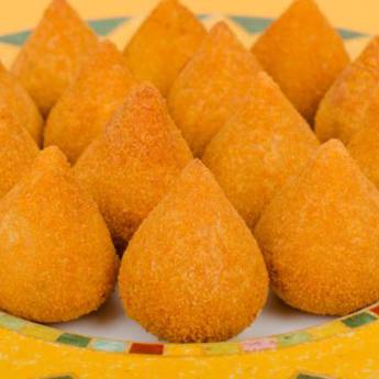 Comprar o produto de Cento • Coxinha em Cento de Salgados Fritos para Festas pela empresa Villa D'Ouro Rotisseria - Marmitas, Assados, Massas e Salgados. em Atibaia, SP por Solutudo