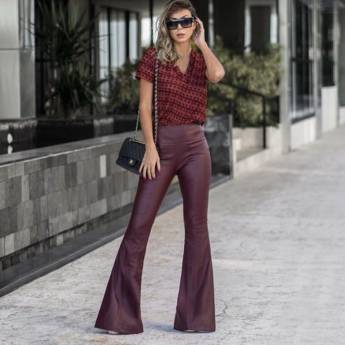 Comprar o produto de Calça Flare de Couro Eco c/ Nesga e Pespontos (Semelhante a Essa Disponível no Tamanho: 42/44). em Roupas e Acessórios em Bauru, SP por Solutudo