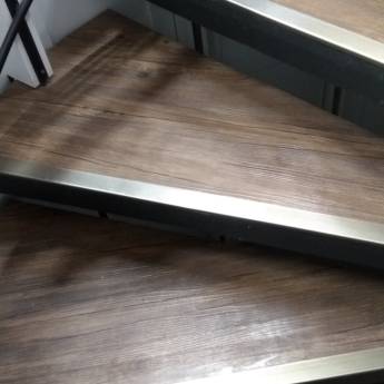 Comprar o produto de Escada revestida de Piso Vinílico  em Outros Serviços em Americana, SP por Solutudo