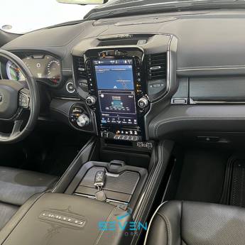 Comprar o produto de RAM 1500 5.7 V8 LIMITED CABINE DUPLA 4X4 AUTOMÁTICO- 2023 em Carros em Botucatu, SP por Solutudo