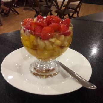 Comprar o produto de Salada de Frutas frescas na taça em Alimentos e Bebidas em Jundiaí, SP por Solutudo