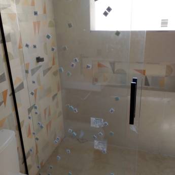 Comprar o produto de Assentamento de Pisos e Azuleijos em Banheiros – Boituva em Construtores - Pedreiros em Boituva, SP por Solutudo