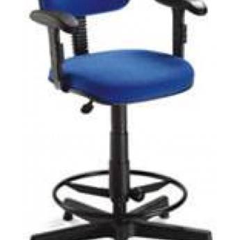 Comprar o produto de Cadeira Secretária base caixa c/ apoio de braços em Giratória em Foz do Iguaçu, PR por Solutudo