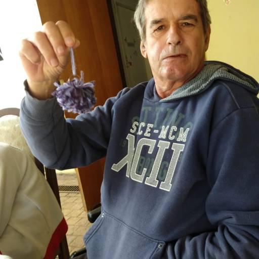 Confecção de pompons por Residencial Geriátrico Bem Estar