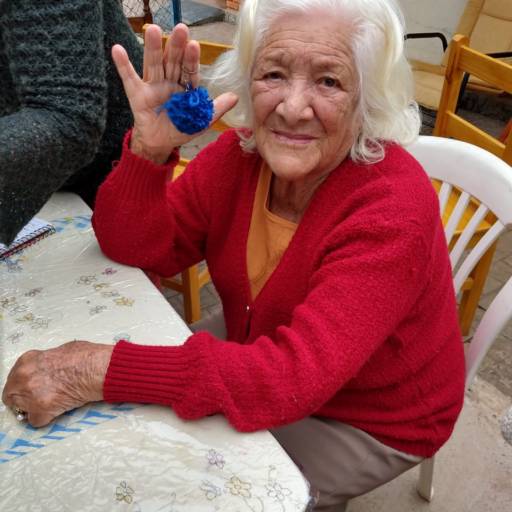 Confecção de pompons por Residencial Geriátrico Bem Estar
