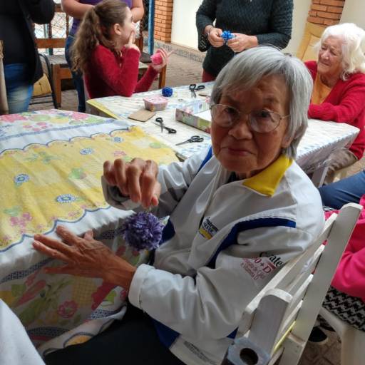 Confecção de pompons por Residencial Geriátrico Bem Estar