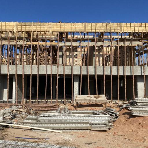 Construção Residencial de alto padrão em Riviera de Santa Cristina III, SP por RV Engenharia e Construção