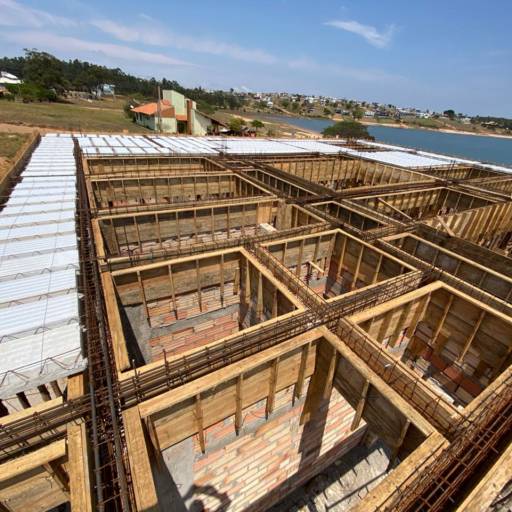 Construção Residencial de alto padrão em Riviera de Santa Cristina III, SP por RV Engenharia e Construção