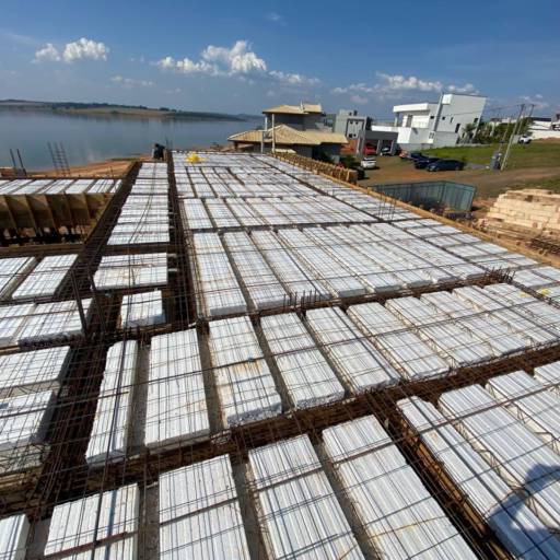 Construção Residencial de alto padrão em Riviera de Santa Cristina III, SP por RV Engenharia e Construção