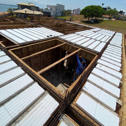Construção Residencial de alto padrão em Riviera de Santa Cristina III, SP por RV Engenharia e Construção