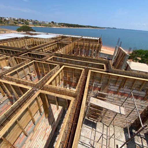 Construção Residencial de alto padrão em Riviera de Santa Cristina III, SP por RV Engenharia e Construção