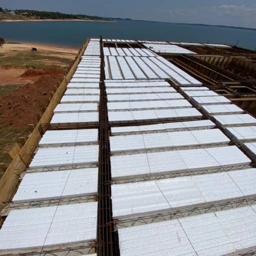 Construção Residencial de alto padrão em Riviera de Santa Cristina III, SP por RV Engenharia e Construção