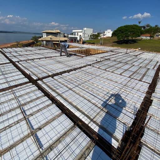 Construção Residencial de alto padrão em Riviera de Santa Cristina III, SP por RV Engenharia e Construção