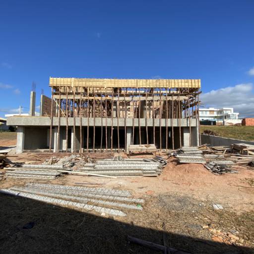 Construção Residencial de alto padrão em Riviera de Santa Cristina III, SP por RV Engenharia e Construção