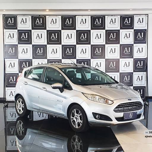 FORD FIESTA HATCH 1.6 16V 4P FLEX SE POWERSHIFT AUTOMÁTICO- 2013/2014 em Botucatu, SP por AJ Veículos