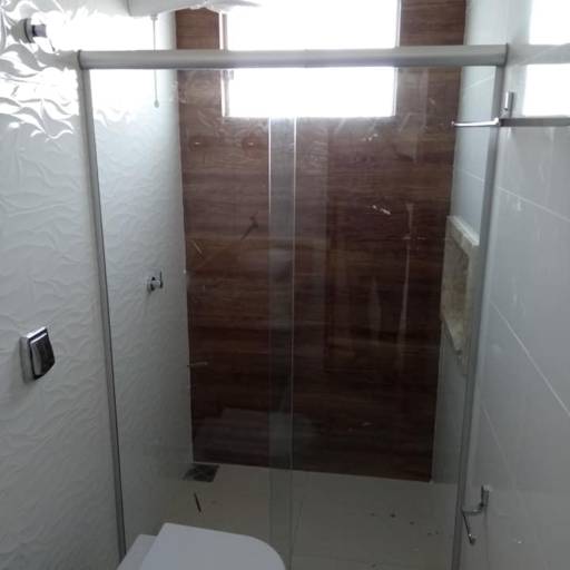 Janelas 2 folhas jateadas. Portas jateadas. Espelhos com bordas ( sobre espelho ). Box. por Top Vidros