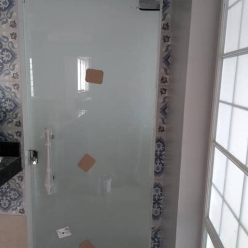 Janelas 2 folhas jateadas. Portas jateadas. Espelhos com bordas ( sobre espelho ). Box. por Top Vidros