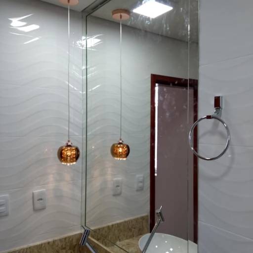 Janelas 2 folhas jateadas. Portas jateadas. Espelhos com bordas ( sobre espelho ). Box. por Top Vidros