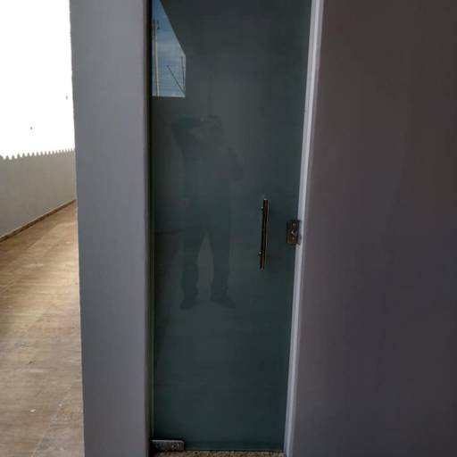 Janelas 2 folhas jateadas. Portas jateadas. Espelhos com bordas ( sobre espelho ). Box. por Top Vidros