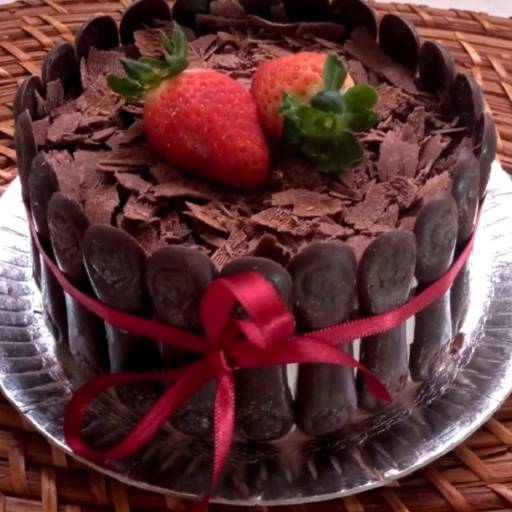 Bolo de truffa preta decorado com chocolate tipo língua de gato. 