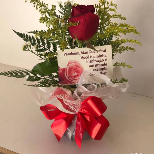 Comprar o produto de Rosa Vermelha na Água em Flores pela empresa Flor de lis - Floricultura e Presentes em Ourinhos, SP por Solutudo