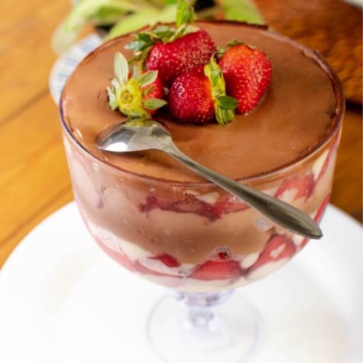 Taça pave trufado com morangos em Boituva, SP por Micheli Bolos e Buffet