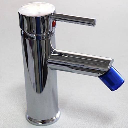  TORNEIRA COM LED por Delarrara Design da Construção