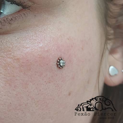 Perfuração Micro Dermal  em Botucatu, SP por Questa Tattoo & Piercing