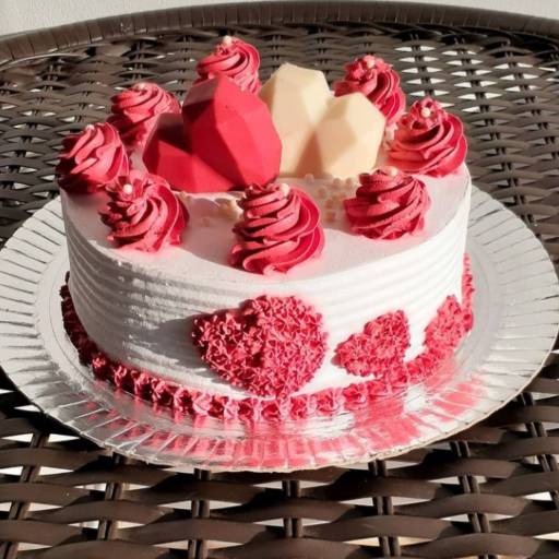 Bolo Branco com Decoração de Pitangas e Corações de chocolate