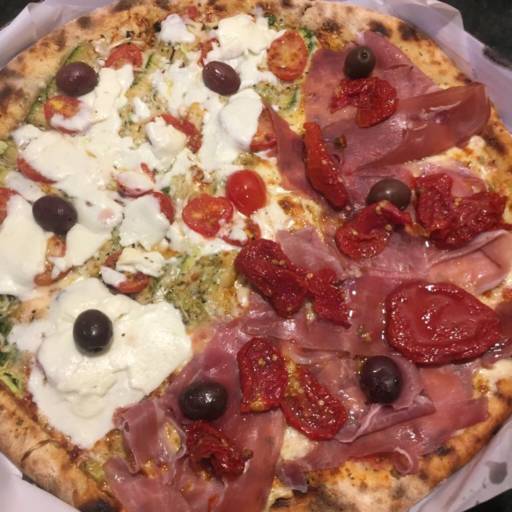 Comprar o produto de Pizza 1/2 italianinha 1/2 Maria Antonieta  em A Classificar pela empresa Mac's Pizzaria em Itatiba, SP por Solutudo