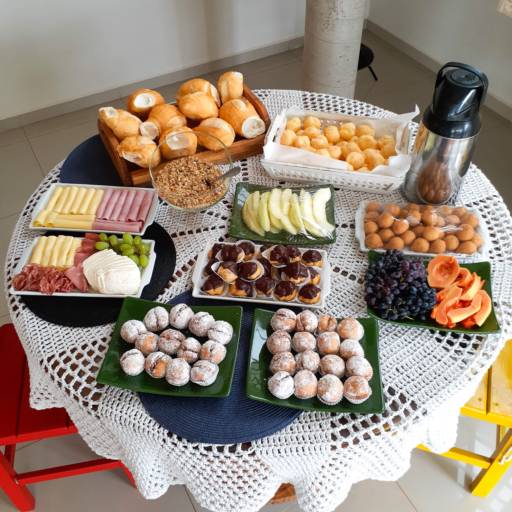 Mesa para café da manhã, brunch, recepção e confraternização.