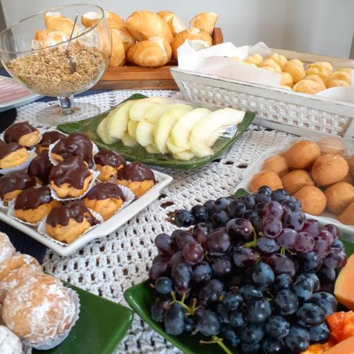 Mesa para café da manhã, brunch, recepção e confraternização.