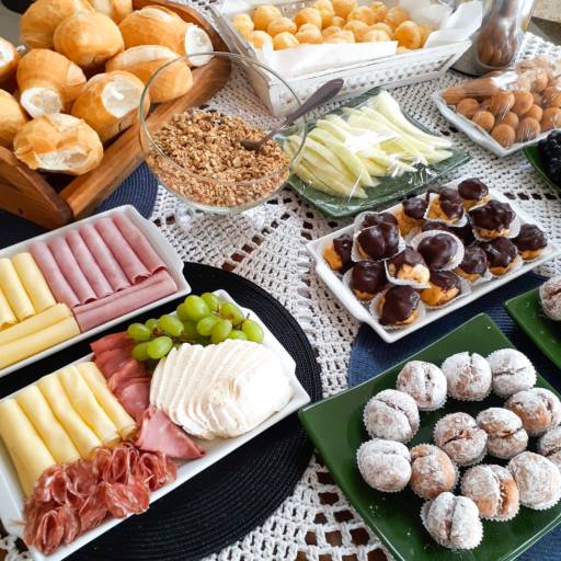 Mesa para café da manhã, brunch, recepção e confraternização.