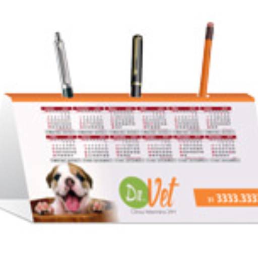 CALENDÁRIO DE MESA PORTA CANETAS HORIZONTAL COUCHÊ 300G em São José do Rio Preto, SP por Public Gráfica e Brindes