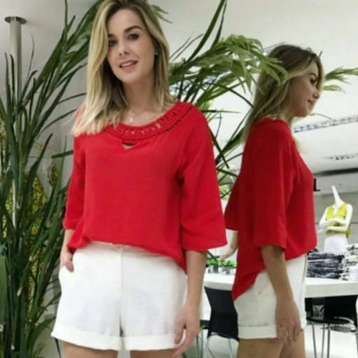  Blusa de Viscose c/ Recortes (Disponível na Cor Preta e Tamanho: 44).