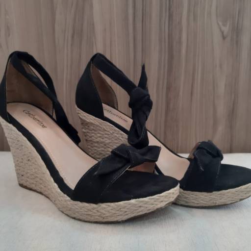 Salto capry preto por Loja Catherine