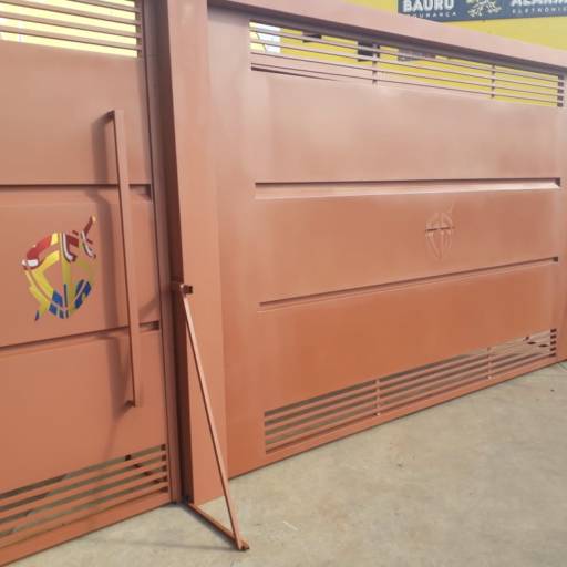 Portão por Bauru Alarmes - Serralheria e Segurança