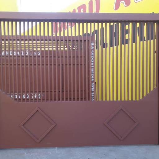 Portão por Bauru Alarmes - Serralheria e Segurança